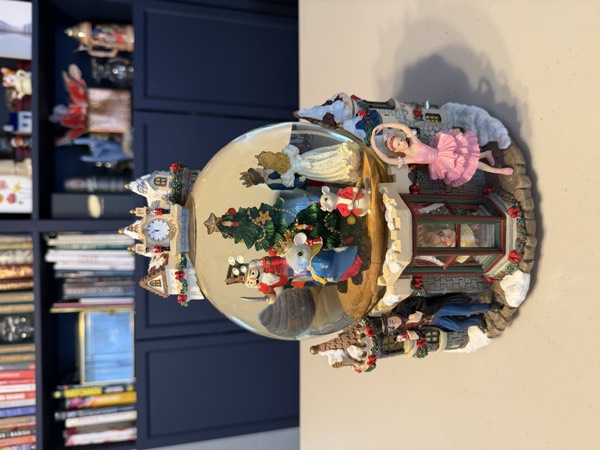 Un ID'd - Nutcracker and Mice snowglobe