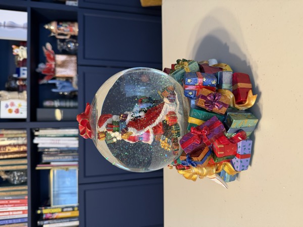 Un ID'd - Santa with presents snowglobe