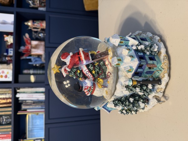 Un ID'd - Santa 2001 Snowman snowglobe